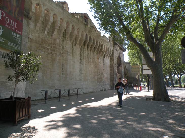  remparts le long du Rhône